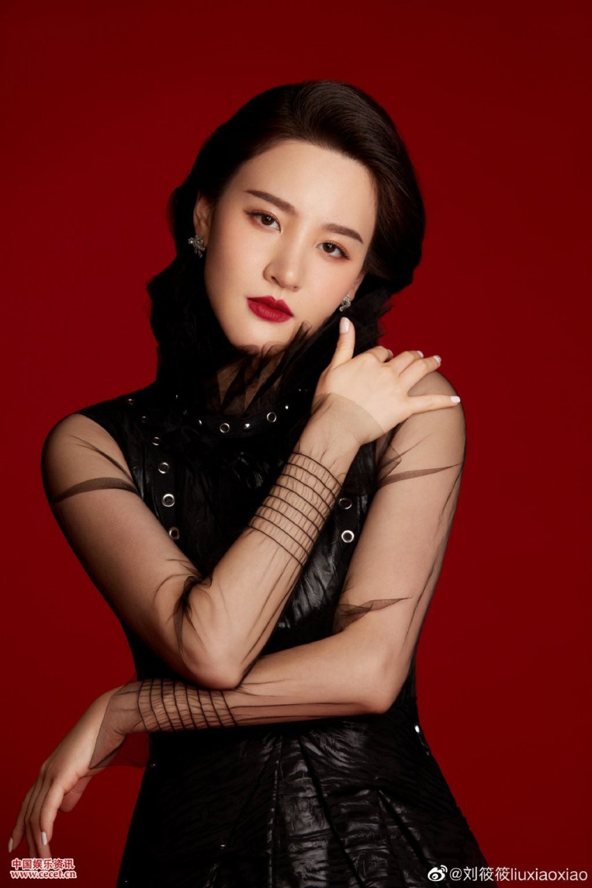 刘筱筱红唇复古风写真造型独特十分吸睛