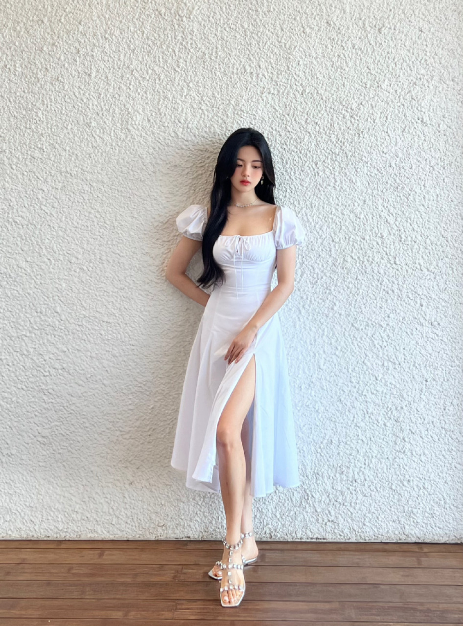 杨超越:透明水钻王字平底凉鞋