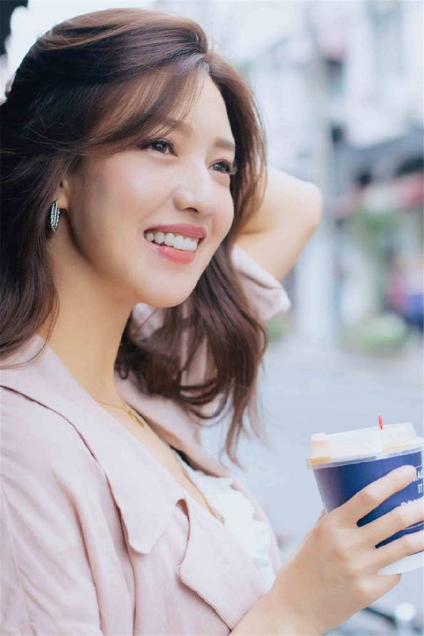 傅晶身穿粉色亚麻外套随性惬意,尽显小女人的浪漫气息