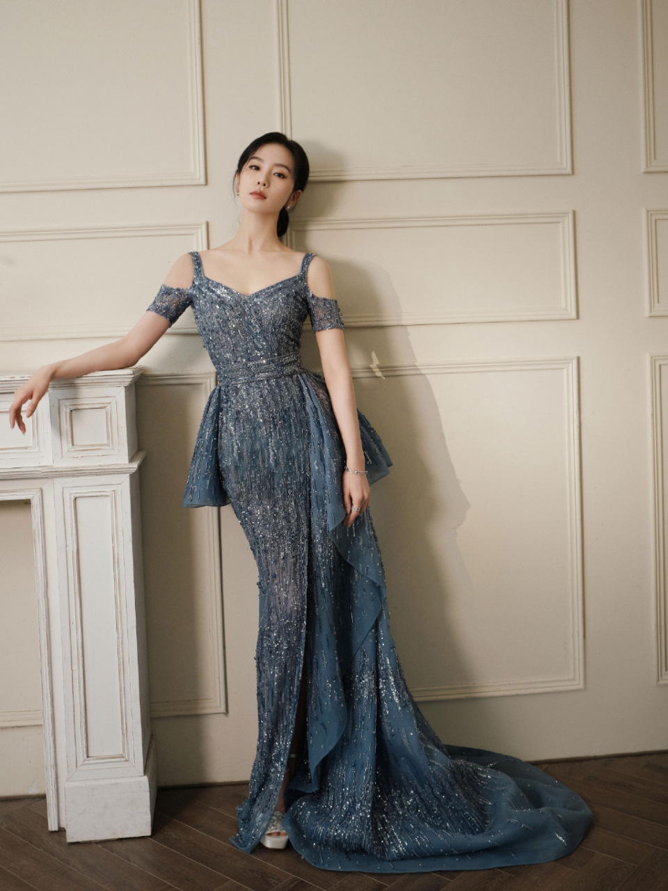 刘诗诗:白色厚底鱼嘴方扣绑带高跟凉鞋