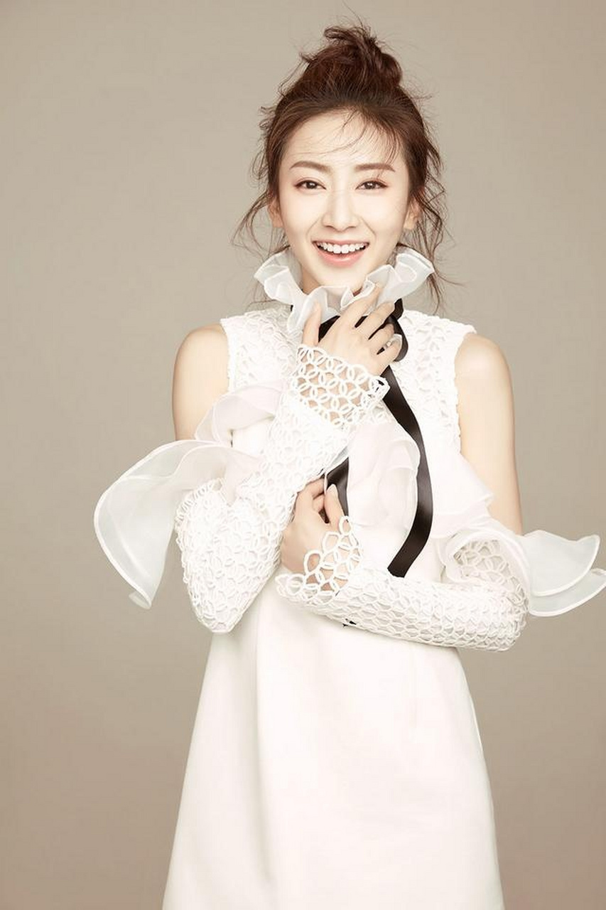 赵艺封面大片清新感性笑容温婉动人