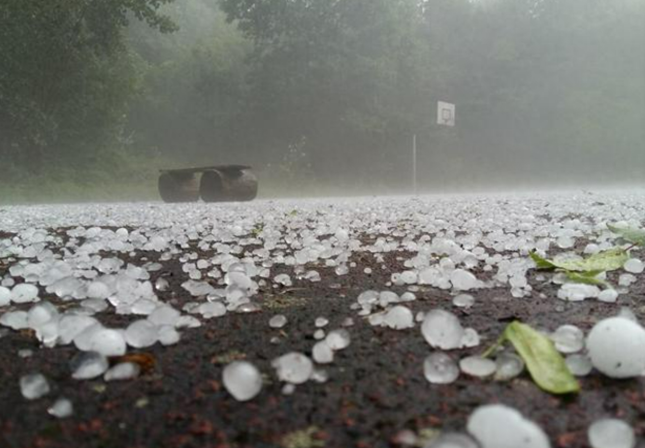 淄博周村区突降大冰雹市民措手不及应对天气变化