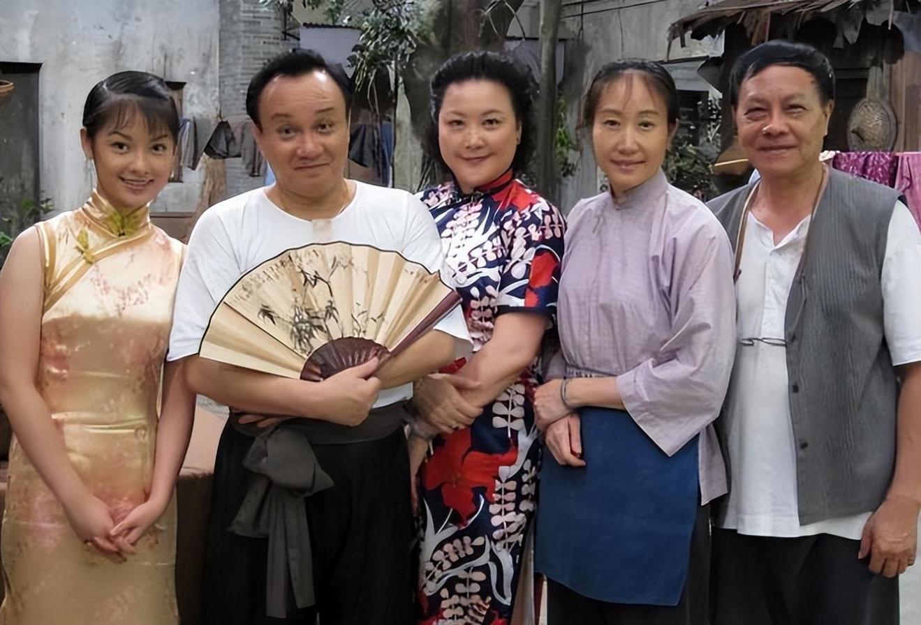 38岁的"发仔记"容晖,戏里他是阿香男友,戏外的老婆原来不是她