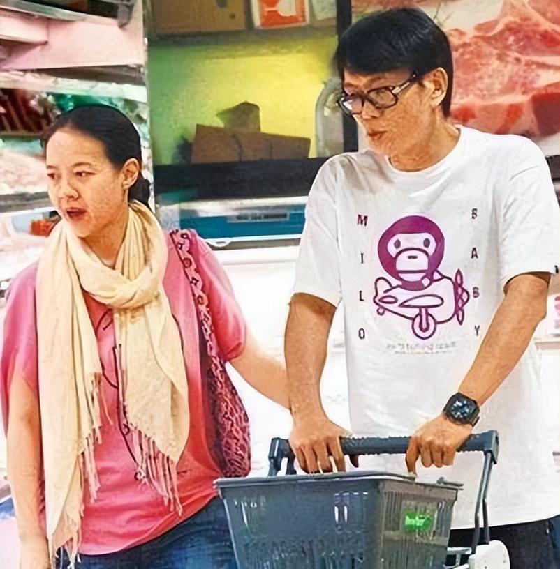 尽管保持未婚未育,曾宝仪与初恋男友林明谦相伴19年