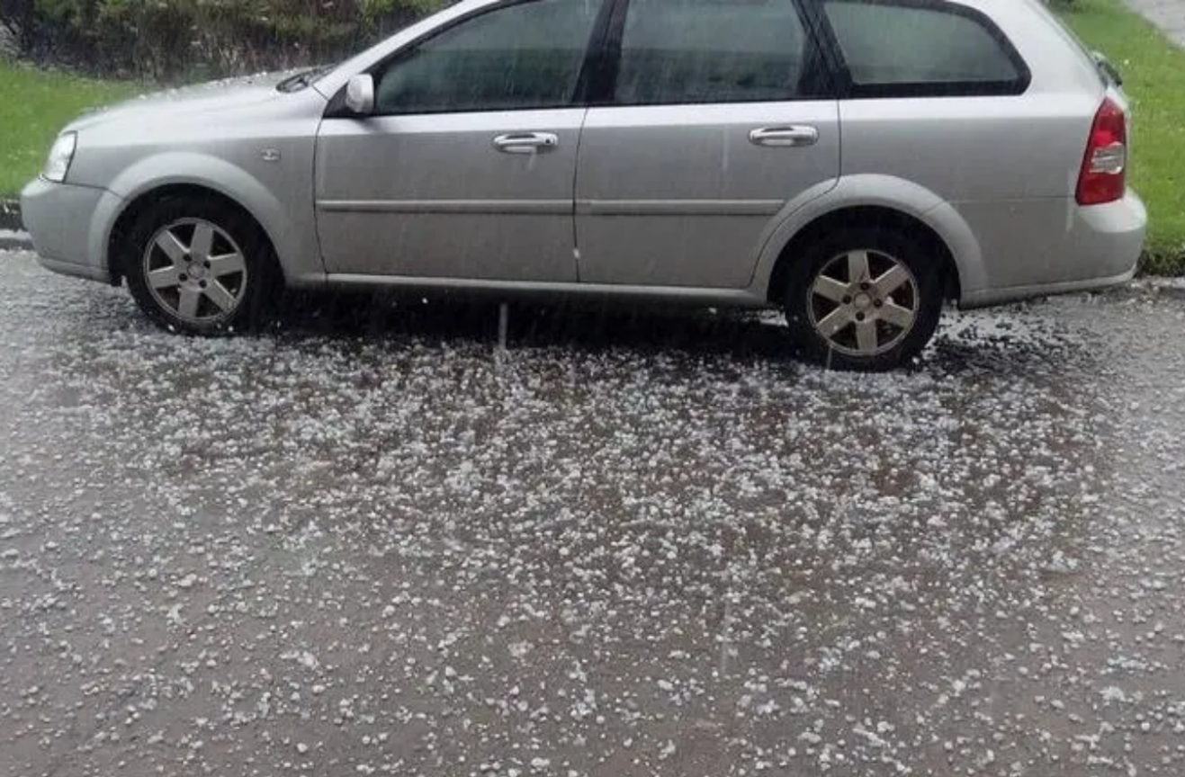淄博周村区突降大冰雹市民措手不及应对天气变化
