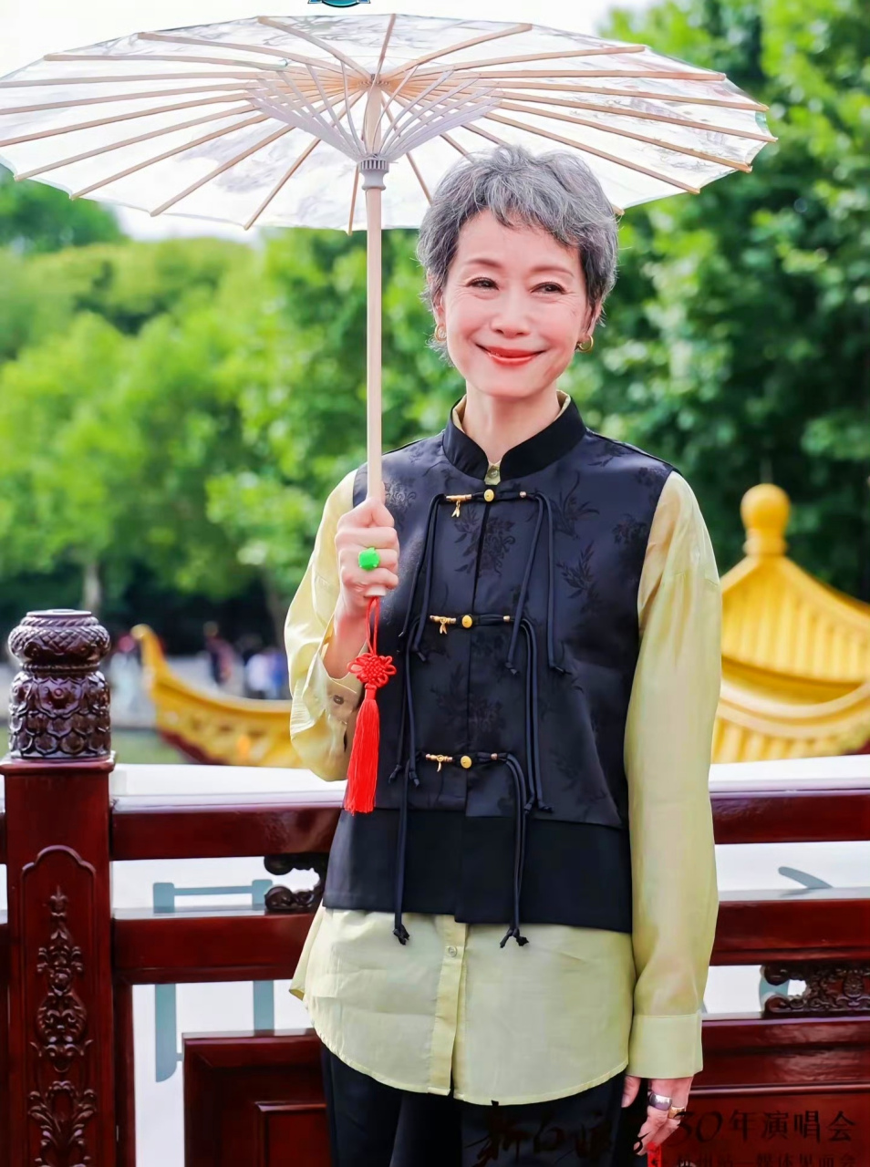 叶童三十年后重回杭州西湖,六十一岁叶童穿着朴实,白发不染,依然高贵