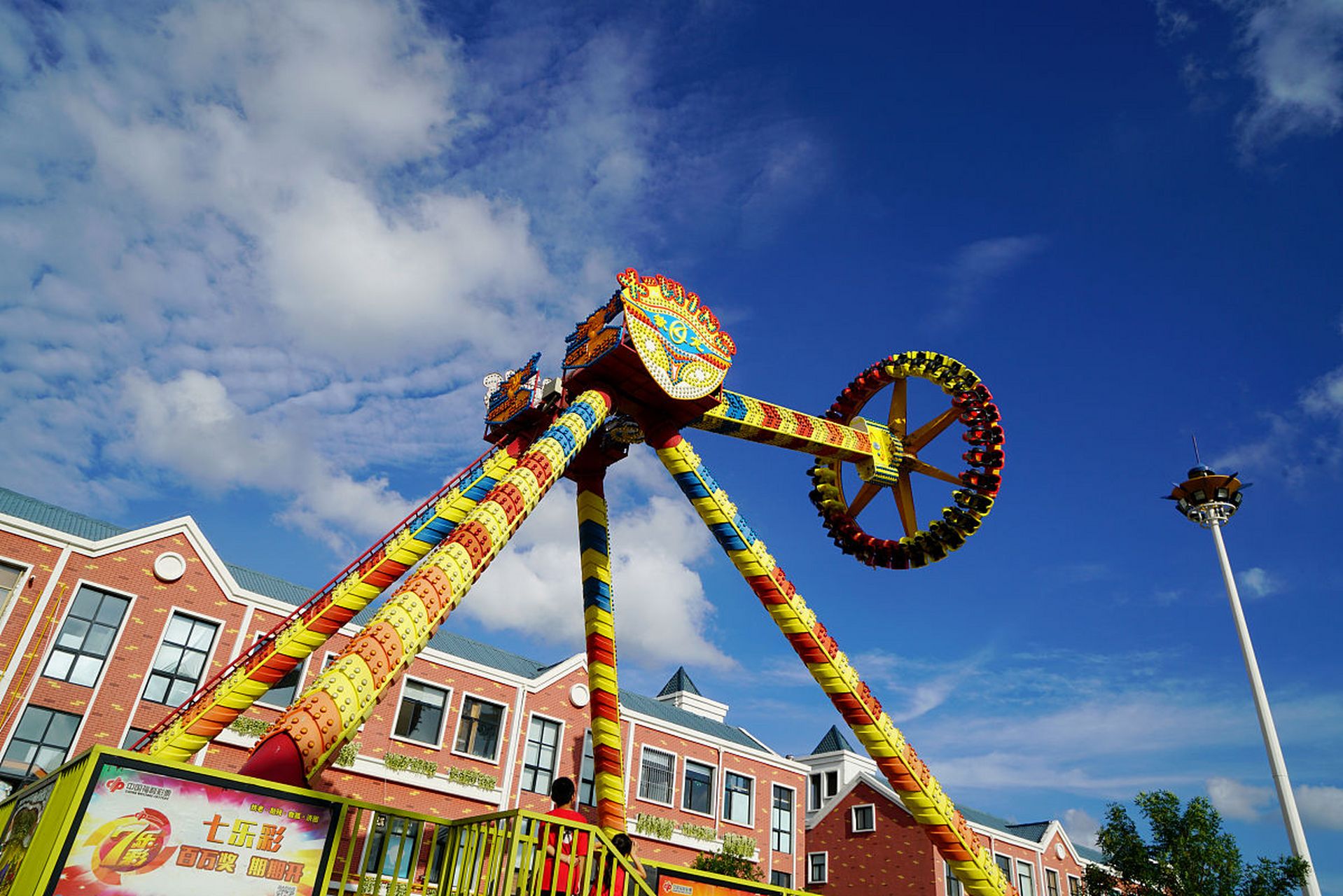 近日美国一游乐园的"大摆锤"突然卡住,其30名游客头朝下,被困将近半个