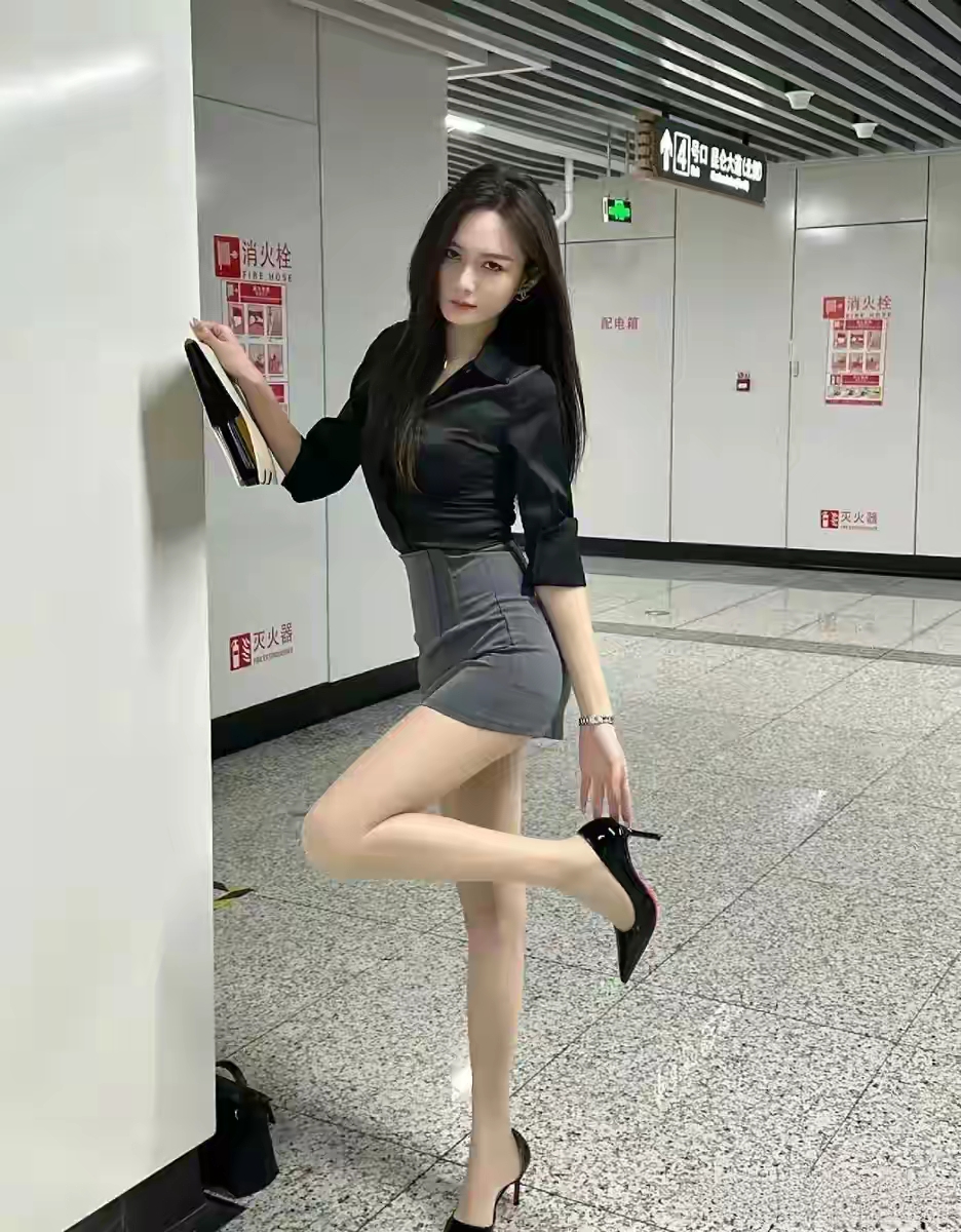 高跟鞋是时尚界的经典,展现了女性的优雅魅力.