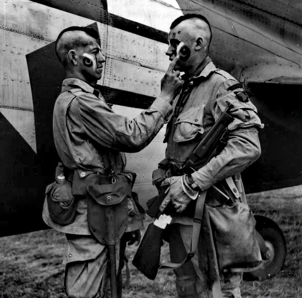 分享一组诺曼底登陆空中力量的照片,由轰炸机,运输机和空降兵组成