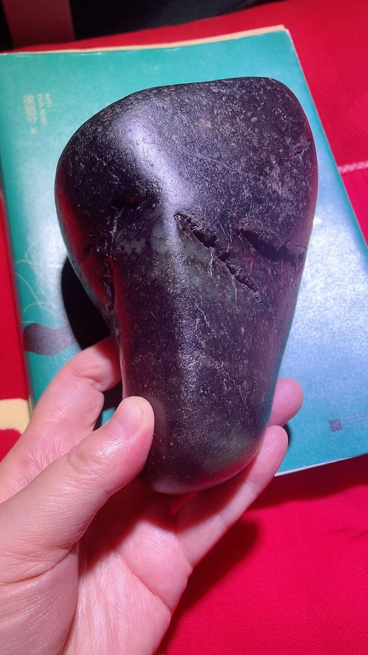 和田玉籽料原石,狗头象形料,当年价值百万狗头玉再现江湖的感觉-度小