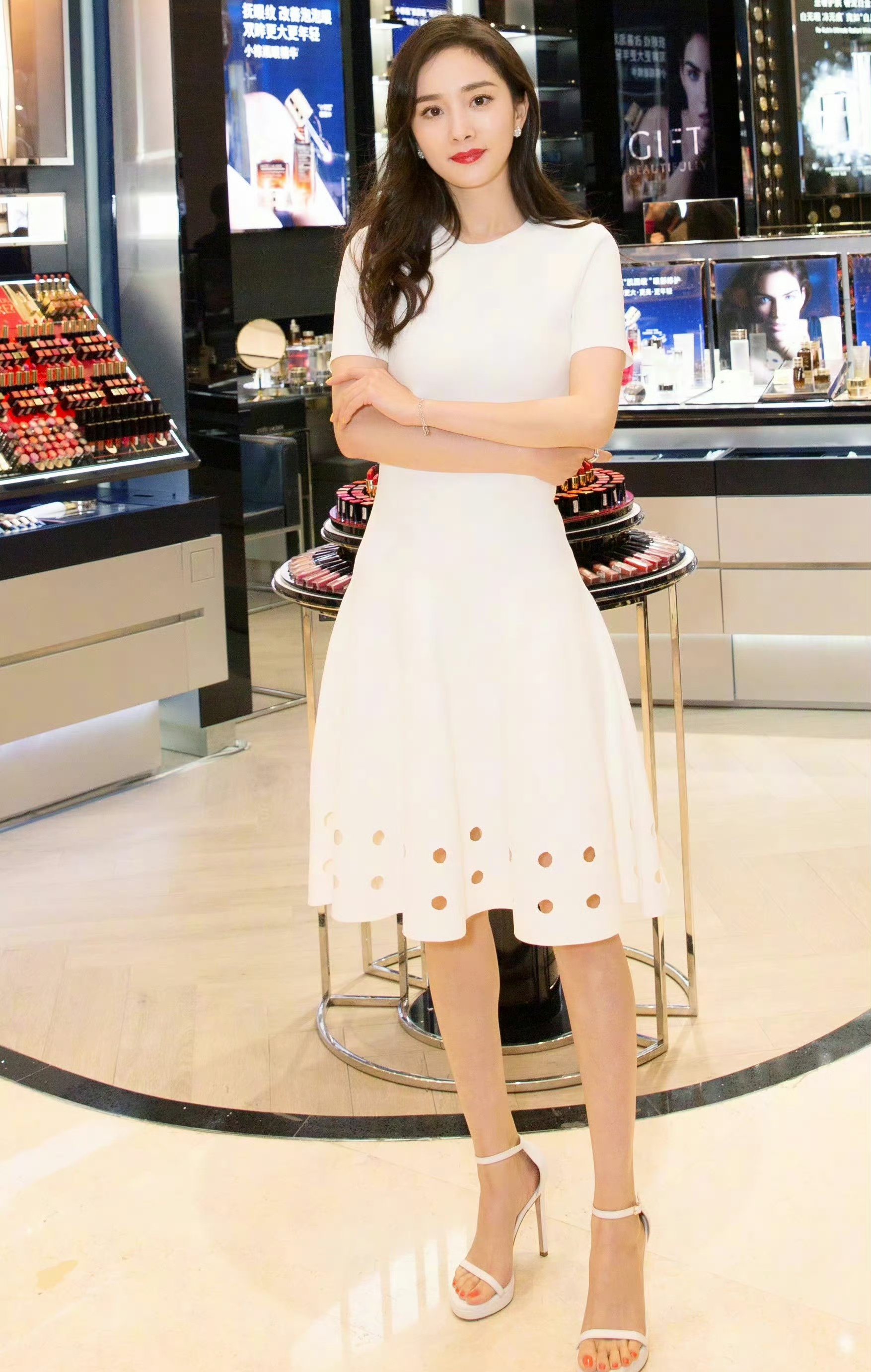 杨幂,白色短袖连衣裙搭配白色高跟鞋,披肩波浪卷长发,性感红唇,知性