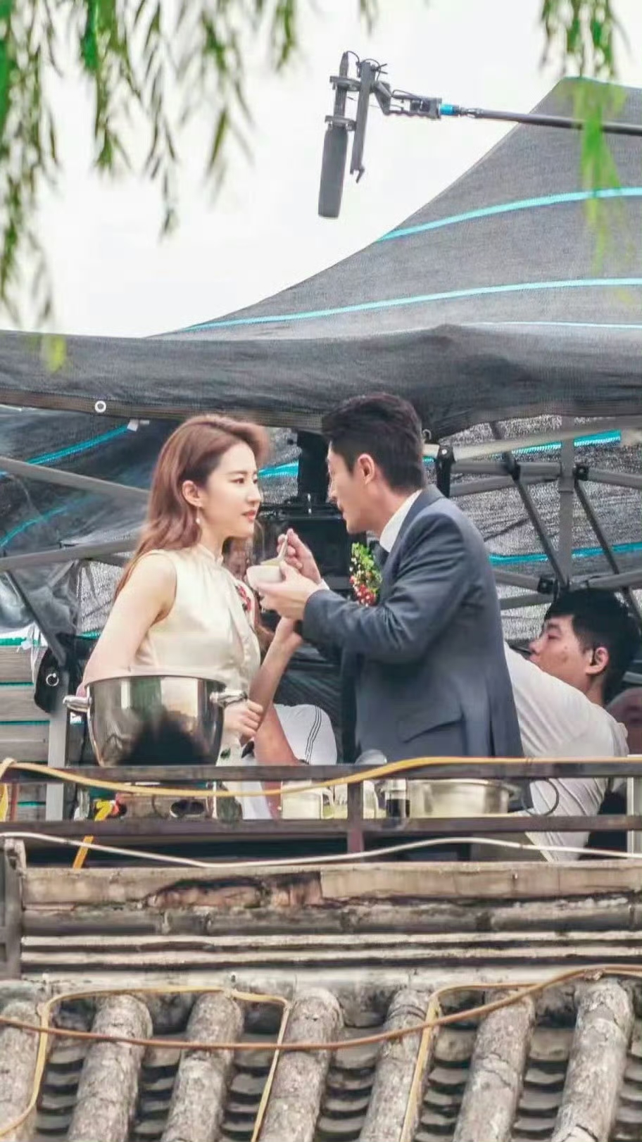 霍建华跟刘亦菲一起,好像中介.