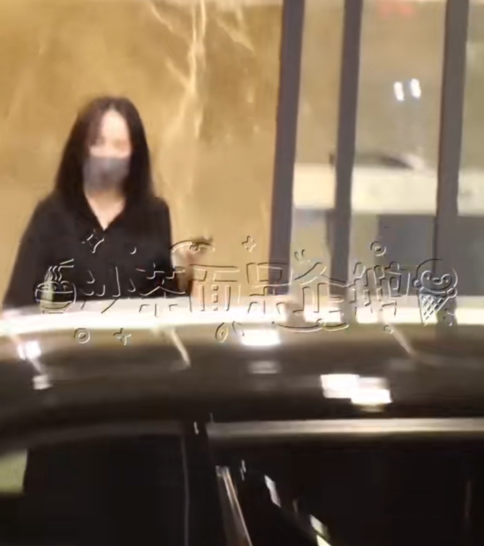 女经纪人张晶睽违三个月后高调复出,以精致造型陪肖战自北京飞往上海