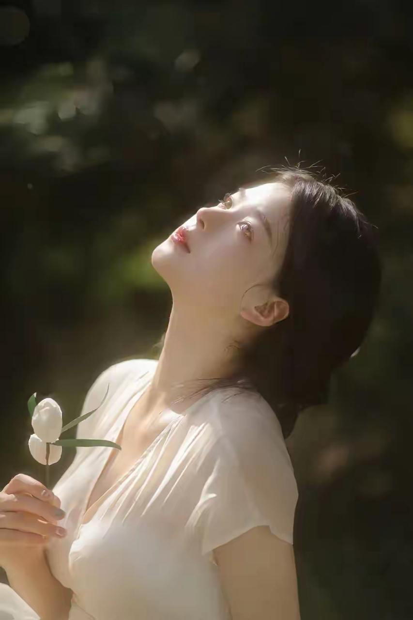 这样的唯美女人,是值得我们尊重和欣赏的.