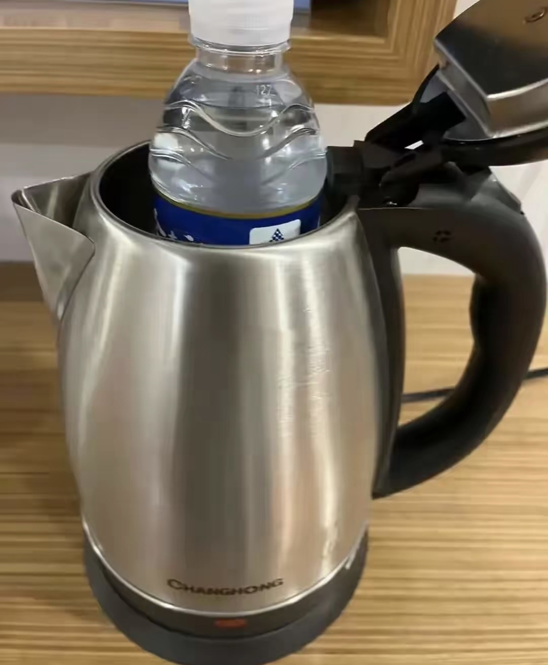 住宾馆又学到一招 第一天入住宾馆时 用水壶烧了好几壶水倒掉 因为