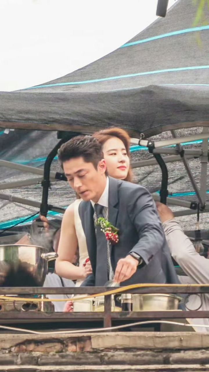 霍建华跟刘亦菲一起,好像中介.