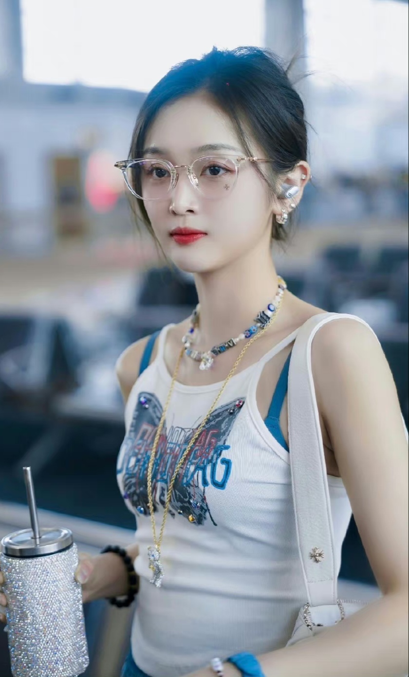 吴宣仪的五官咋这么精致,这身打扮好好看啊,头发盘起来,眼镜与这身