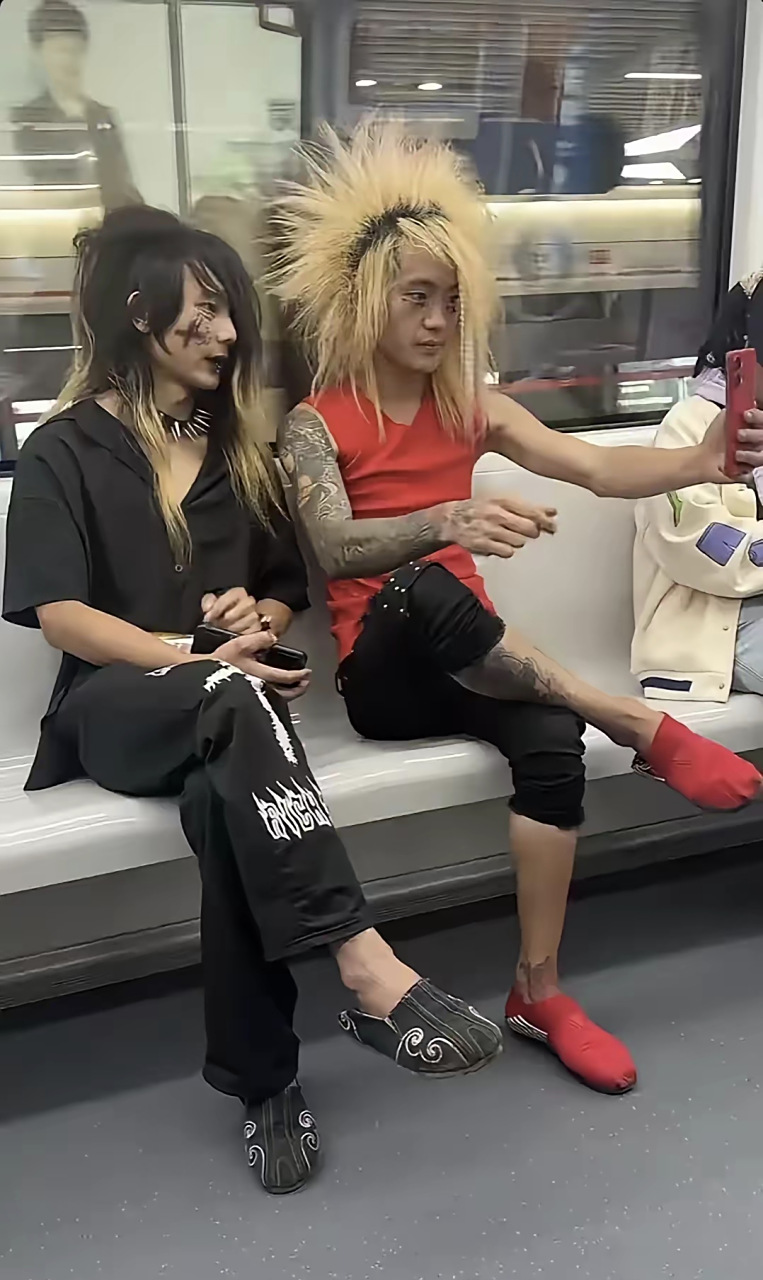 纹身纹成这个样子,又打扮成这个样子,仿佛是从地狱里蹦出来的两个小鬼