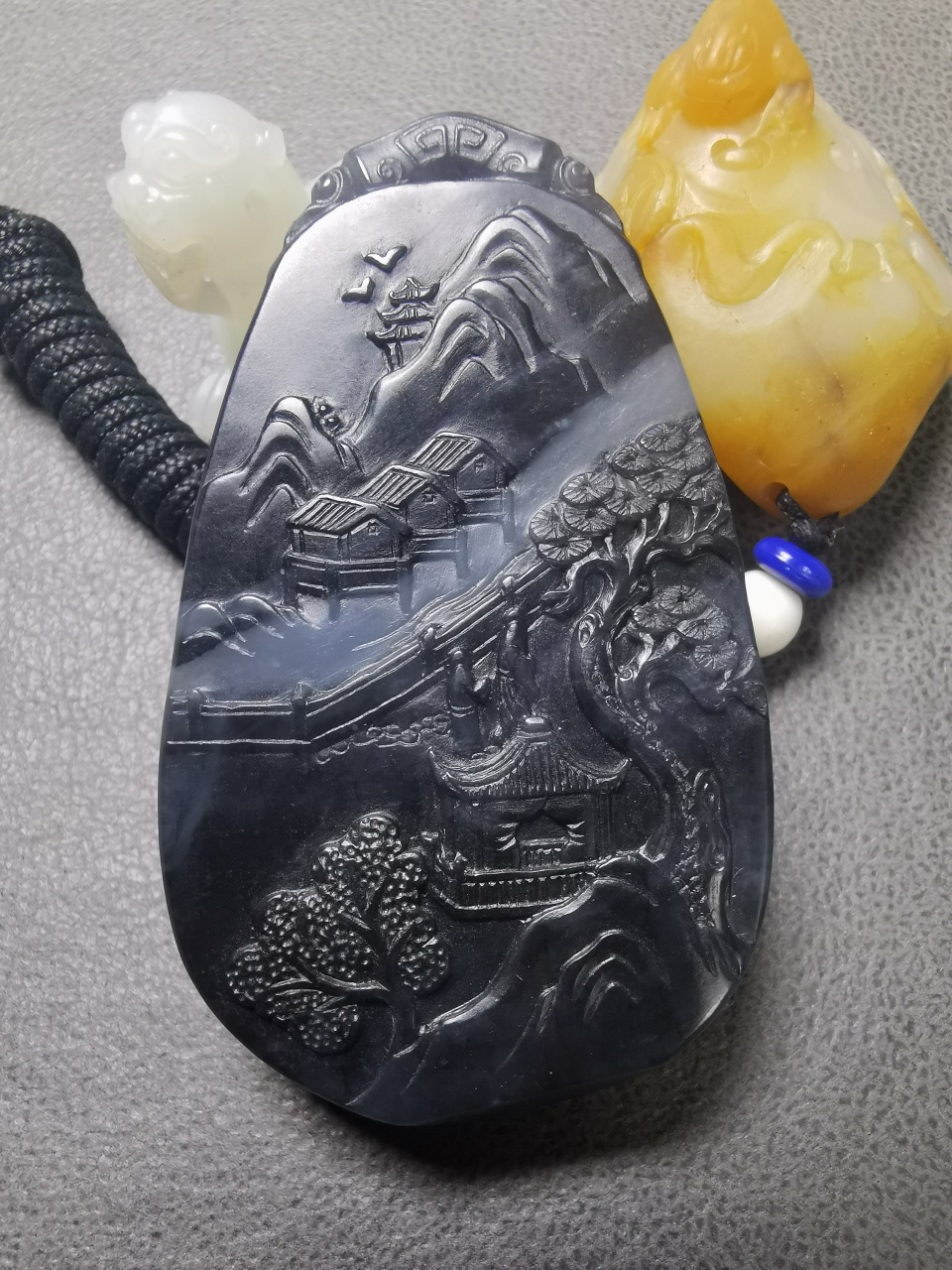 和田玉青花籽料牌子,山水人家,黑如漆白如脂,做工精细,值得拥有