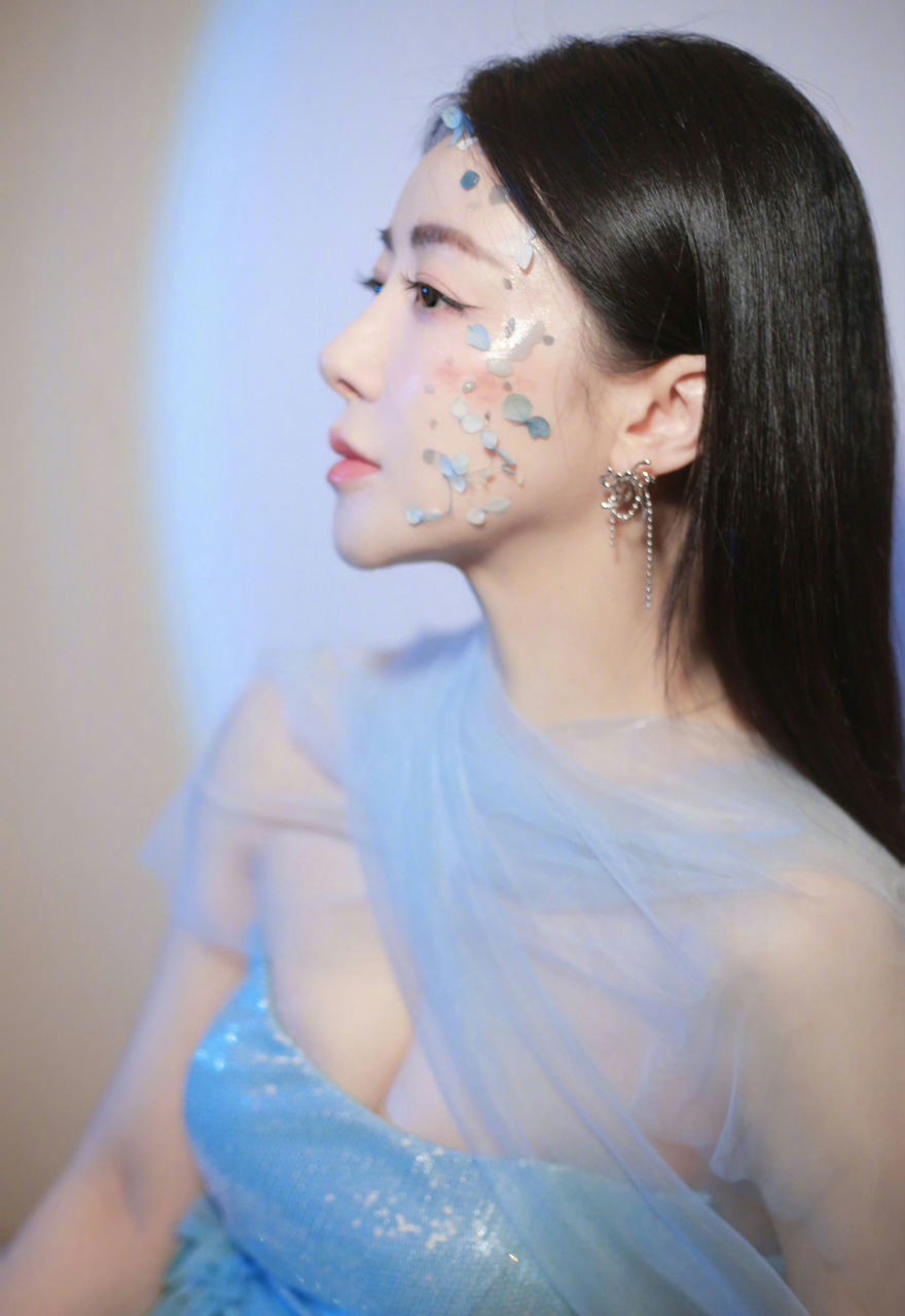 陈紫函,身穿淡蓝色抹胸礼裙,薄纱遮面,若隐若现的美!