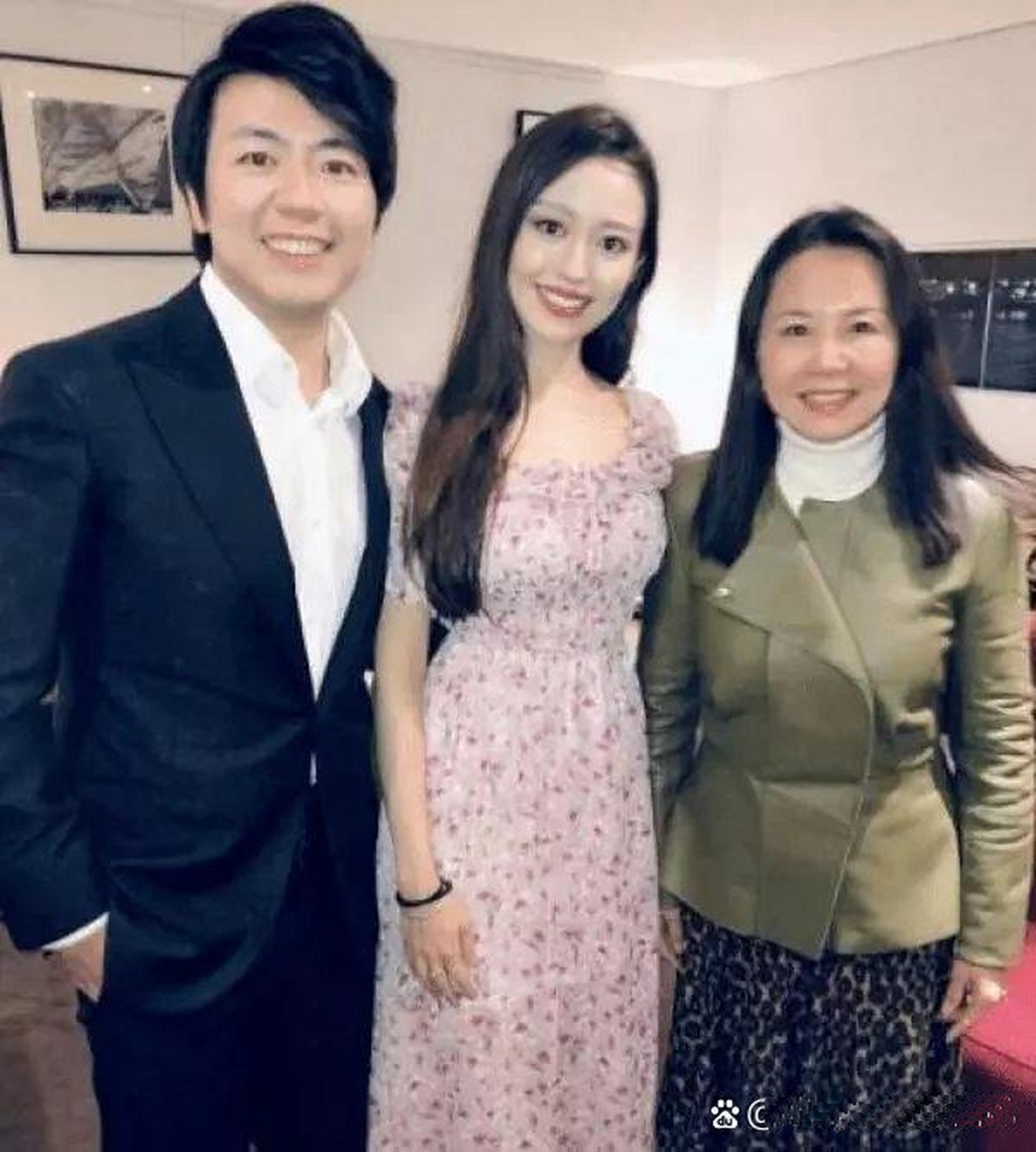 郎朗晒全家福啦,连吉娜妈妈也悄悄出镜了