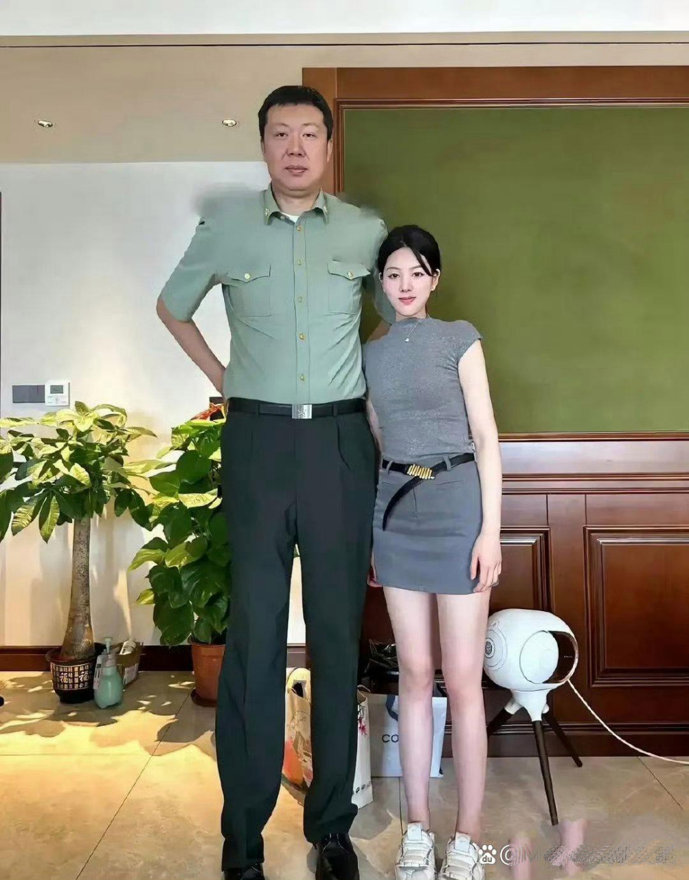 周蕾1米7的大高个儿,站在她老公旁边却显得特别小鸟依人