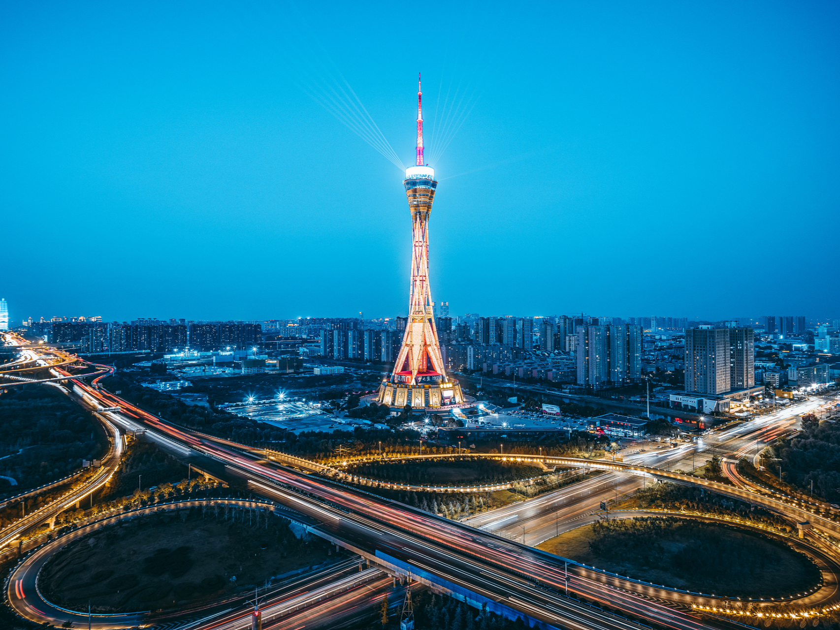 郑州中原福塔:一共有12层,分为:塔座,塔身,塔楼,桅杆四大部分,外墙