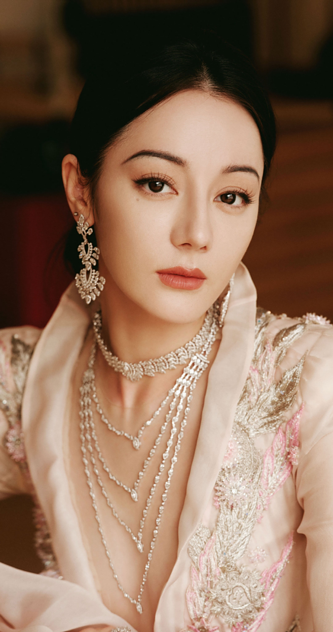 迪丽热巴壁纸,丸子头搭配旗袍,漫画少女降临,可爱指数爆表,是心动的