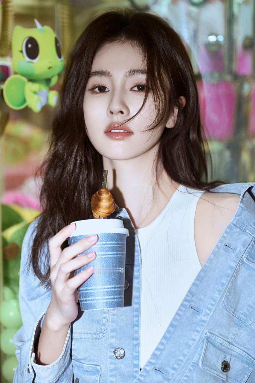 白鹿作为一位高人气的女演员,拥有着出色的颜值和不俗的演技,这让她在