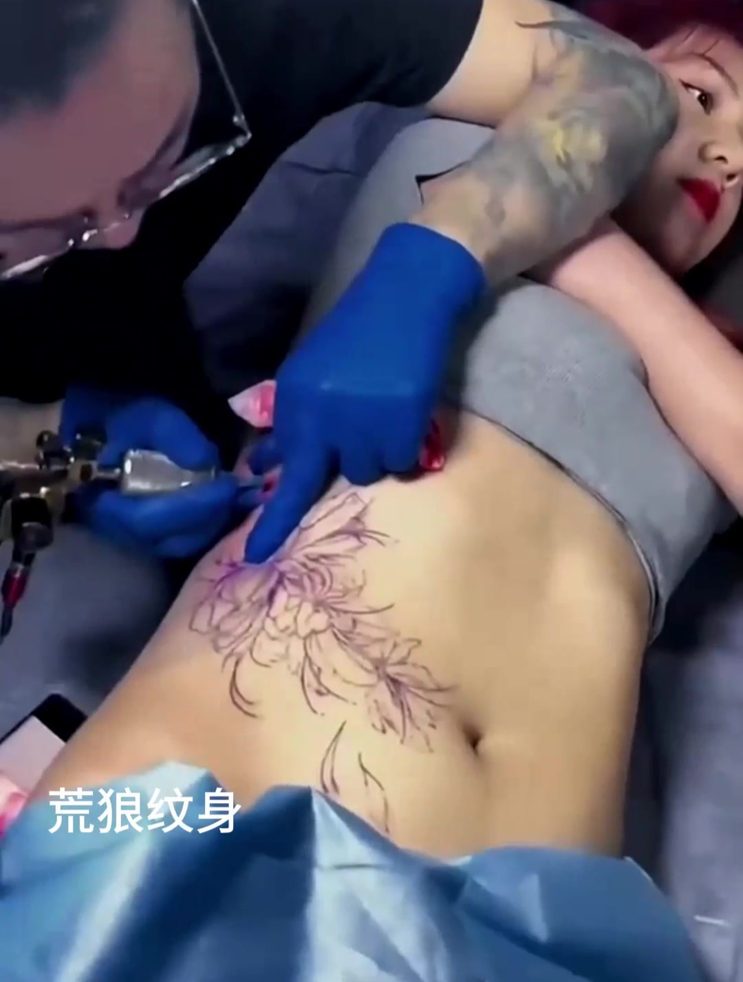 真不知道小姐姐咋想的,在侧腰整个纹身,小伙子也是够