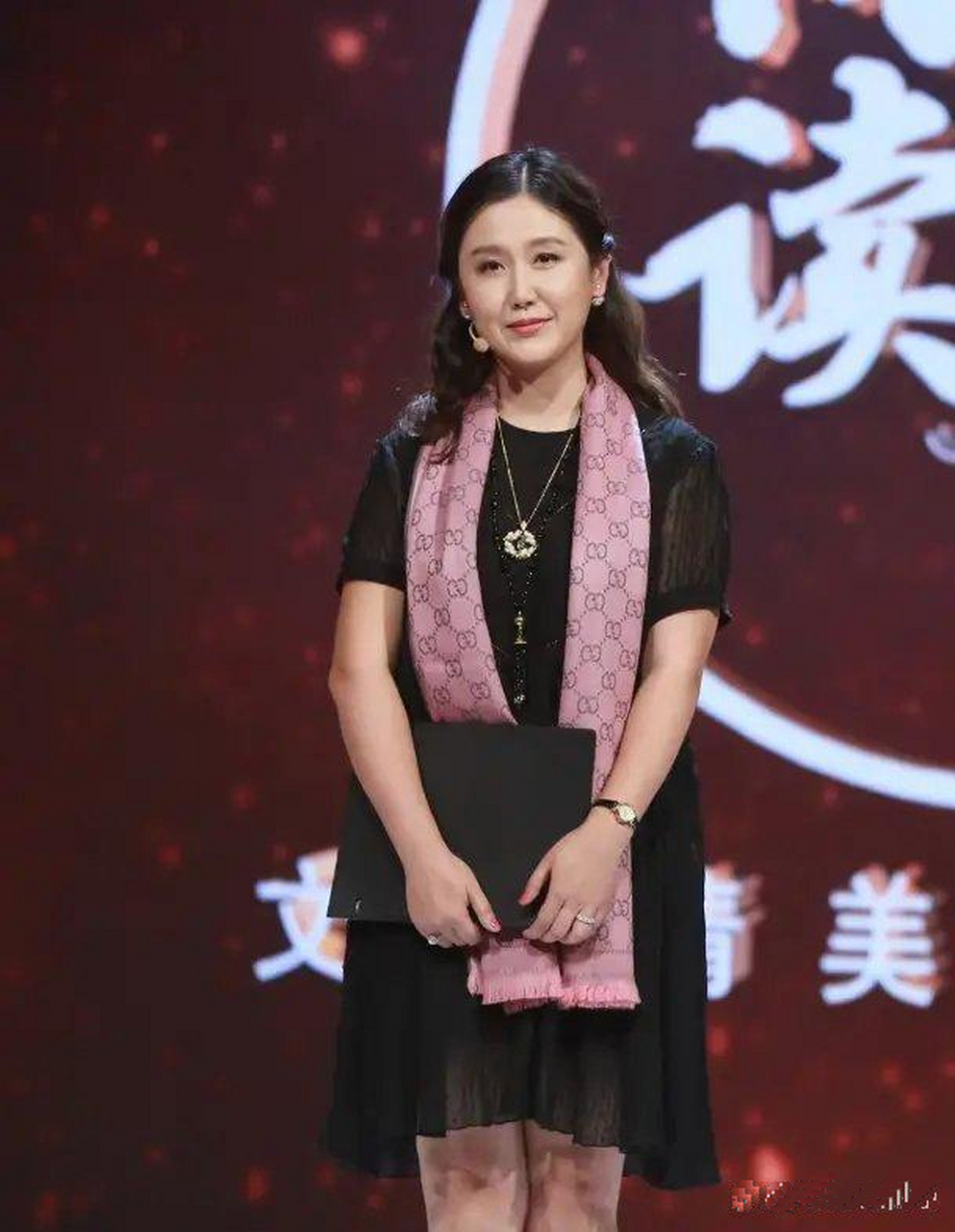 "老戏骨"寇振海携小21岁妻子登台,两人站一块看不出多大年龄差 !