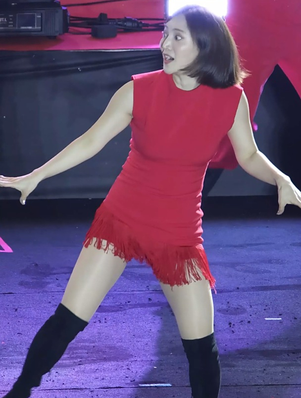 鸟叔御用伴舞崔慧珍,和队友示意后走位到鸟叔身后,非常有默契