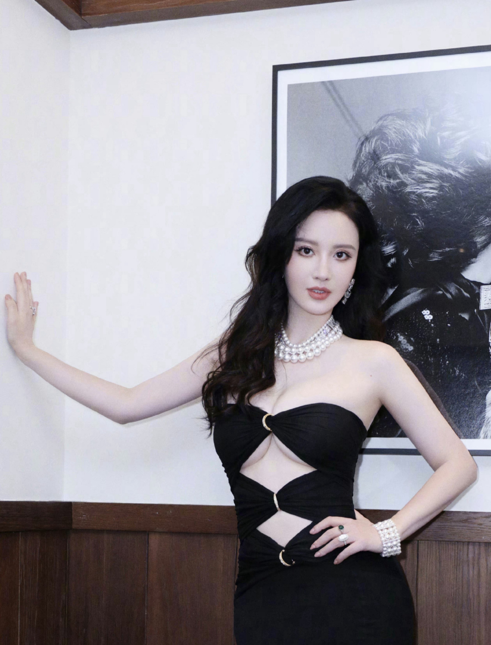 张萌黑色抹胸连衣裙勾勒曼妙身姿? ?真的好美!身材好好哇!