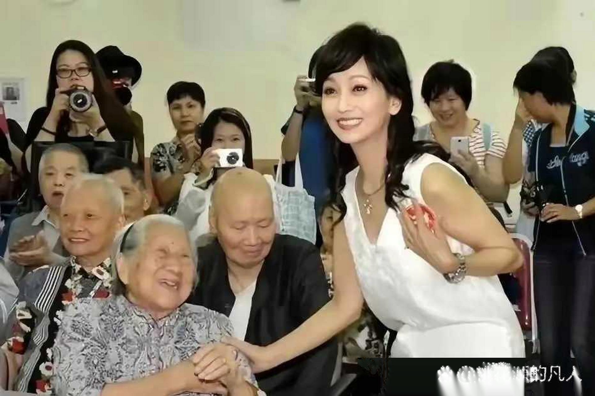 赵雅芝去敬老院慰问