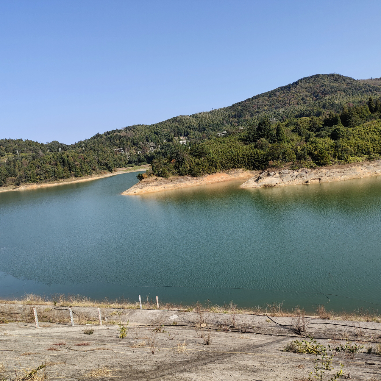 大罗山风景秀丽,自然资源丰富,山上天河水库宛如一颗绿宝石.