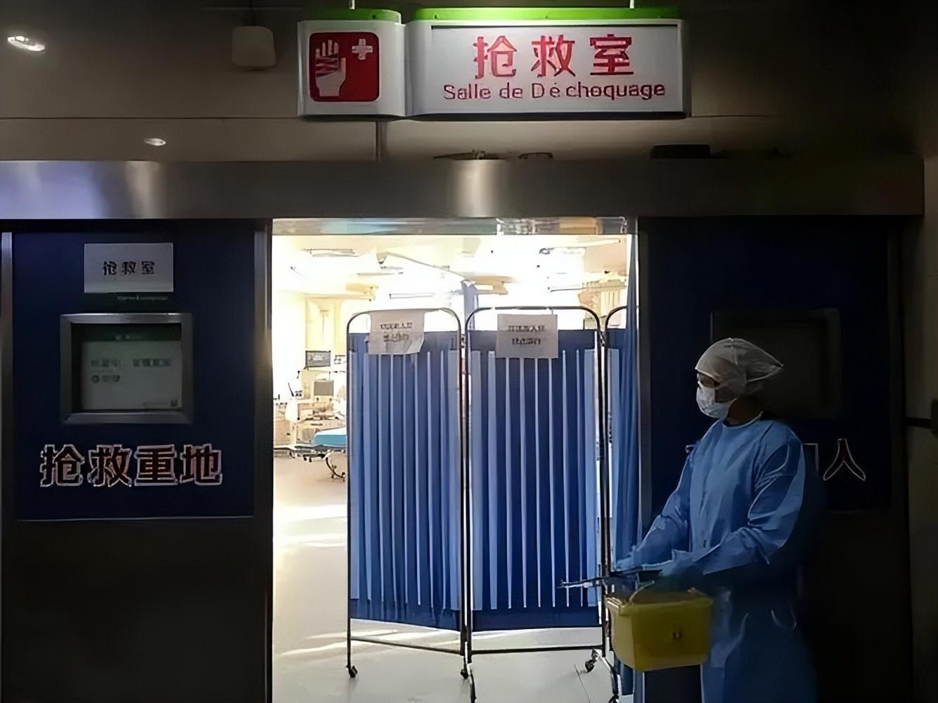 15年妻子突发怪病,丈夫跪求医生全力救治,岳父执意尸检找出真相