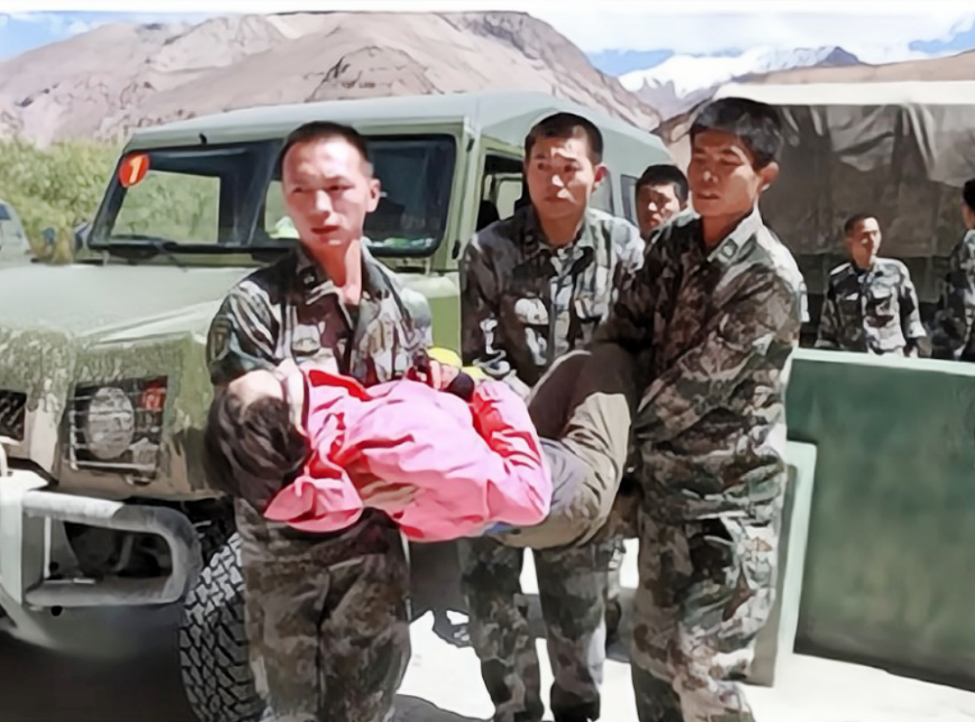 官兵们担心受伤的王思会冻坏,迅速收集车上所有棉被 ,将王思包裹住