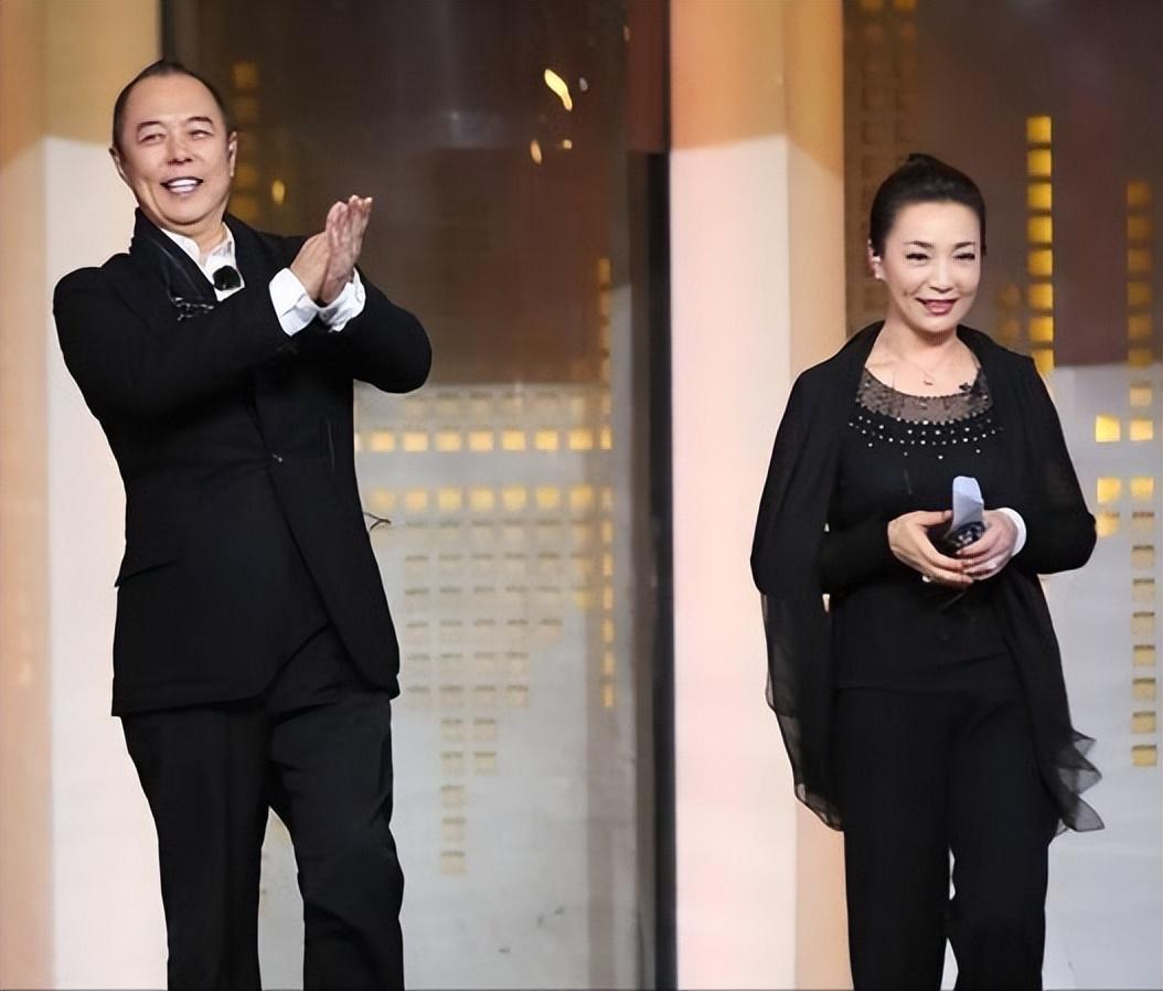 回顾皇后专业户戴春荣:25岁嫁给圈外人,结婚36年恩爱