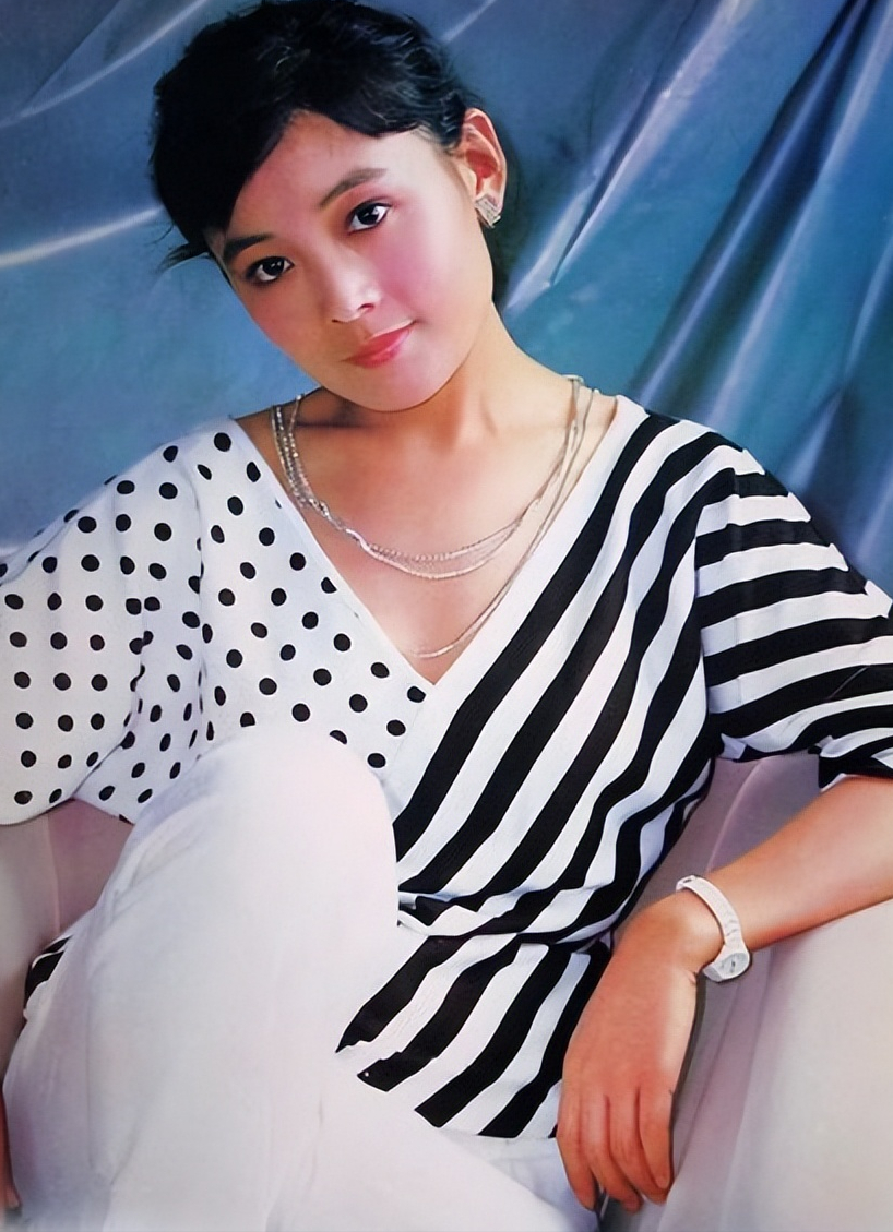 回顾双料影后娜仁花:13岁初入影坛,40岁嫁给导演宁才,42高龄产子