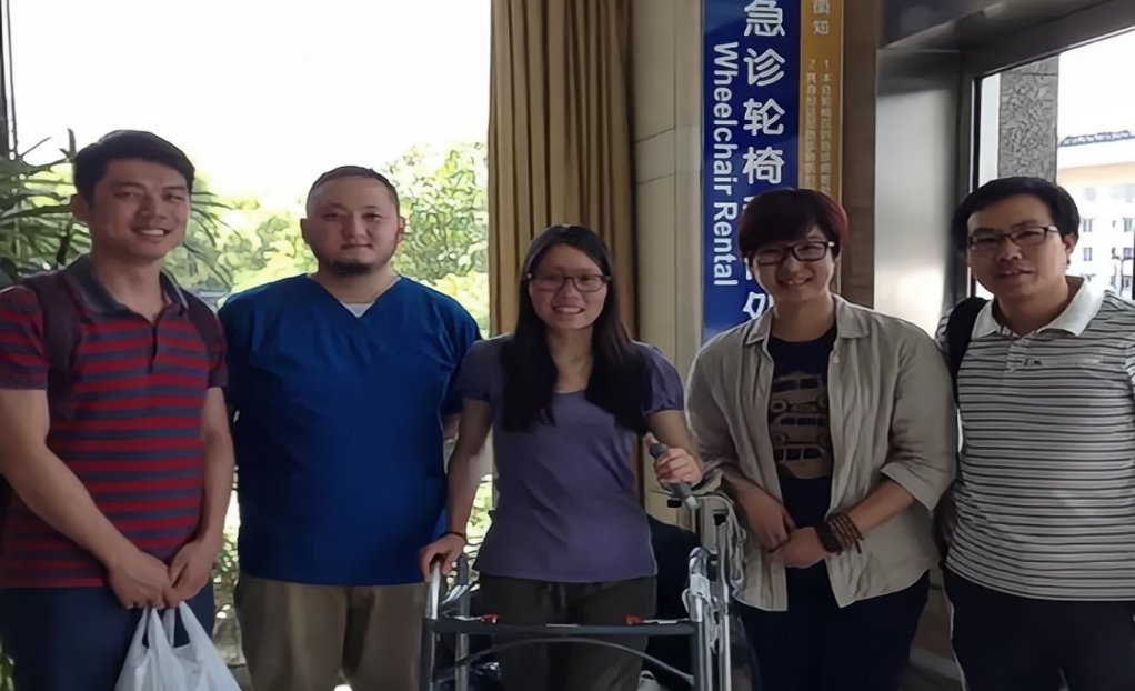 回顾"蛮横夫妻"嫌国内药费贵,在美国出车祸欠60万美金