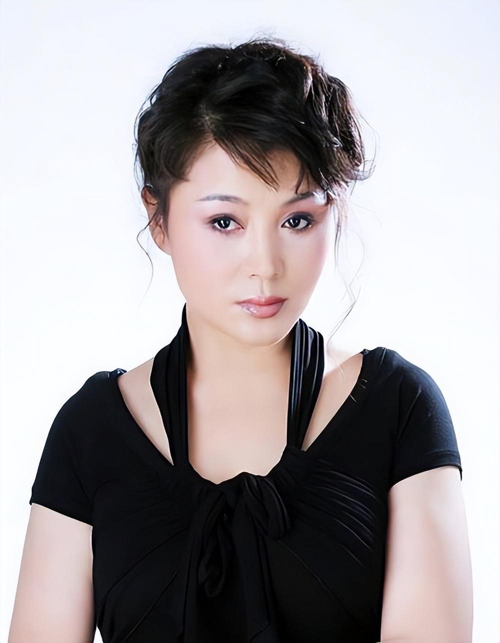 回顾于小慧:被2段感情伤得遍体鳞伤,不再相信爱情,52岁单身