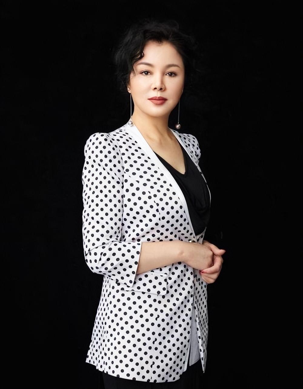 回顾于小慧:被2段感情伤得遍体鳞伤,不再相信爱情,52岁单身