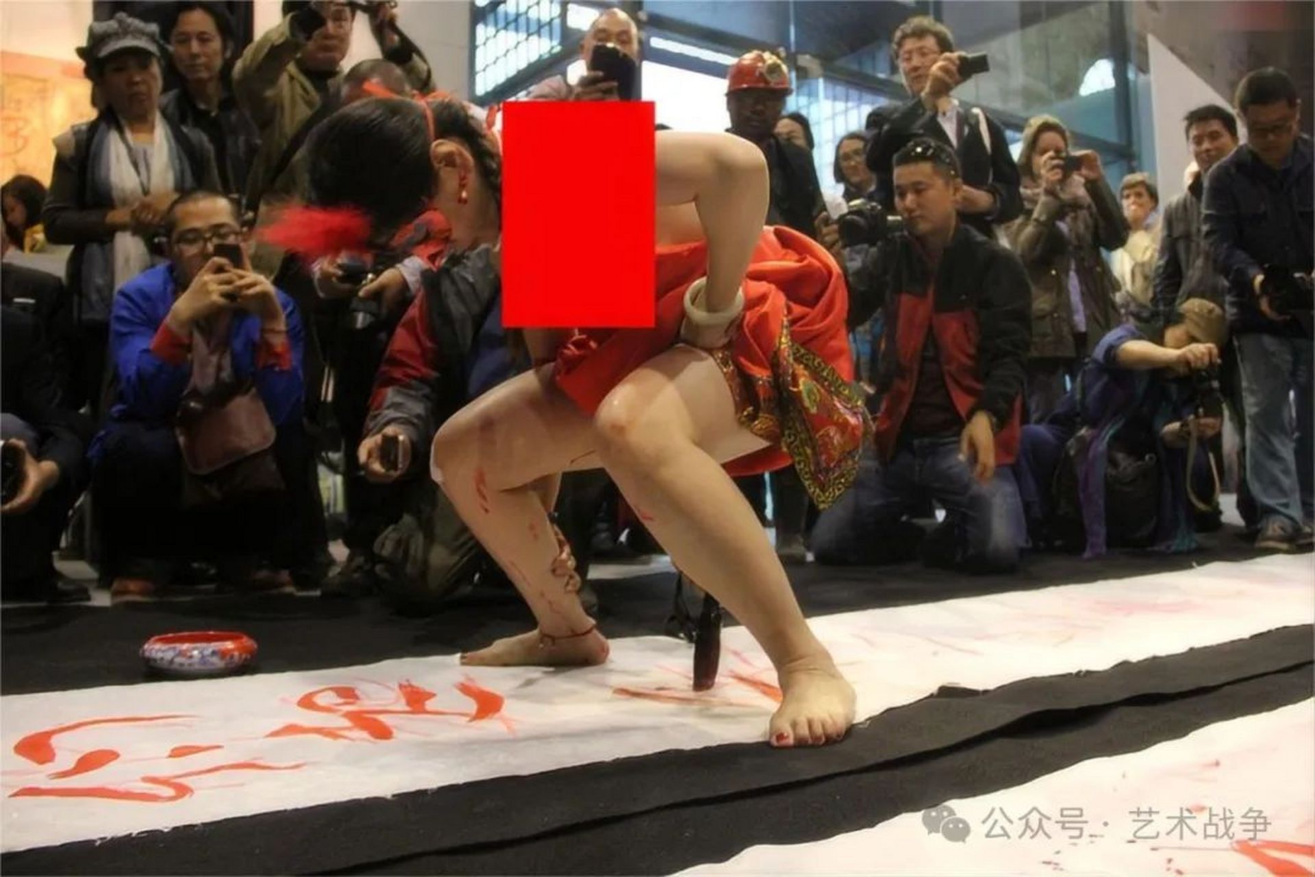 书画家孙平和女弟子罗珊,用"性书法"长期在国内外炒作,最终被中美协