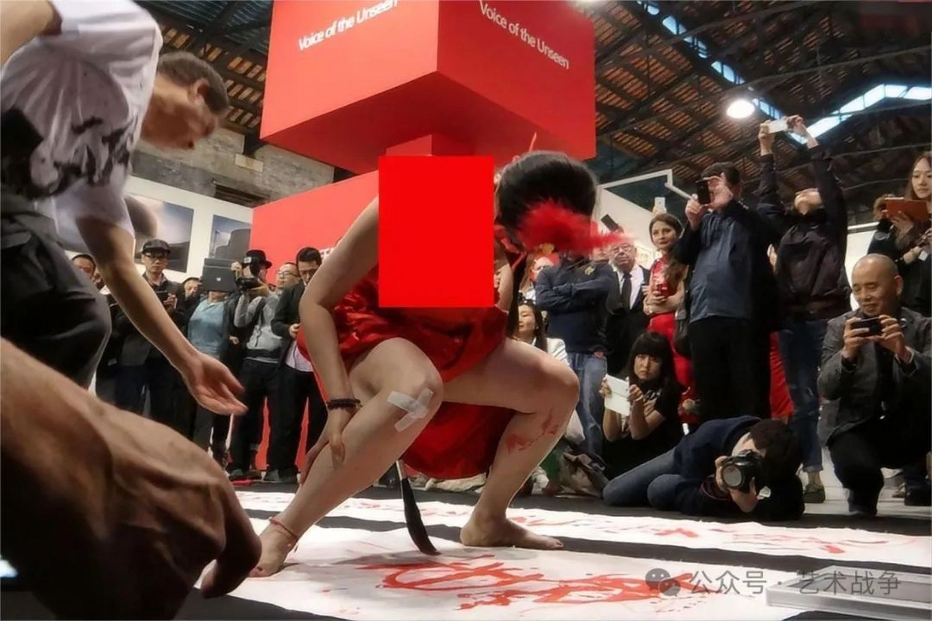 书画家孙平和女弟子罗珊,用"性书法"长期在国内外炒作,最终被中美协