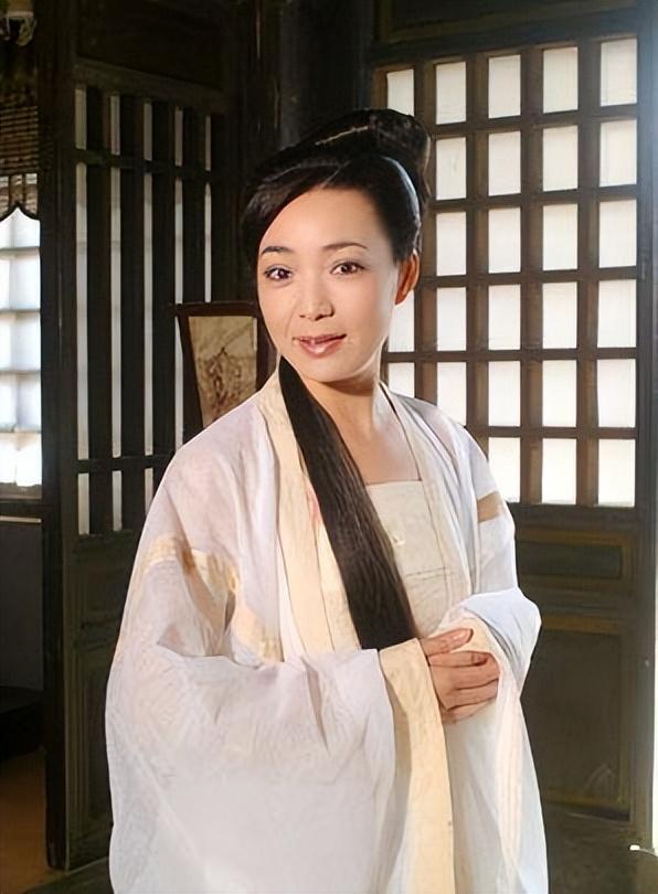 回顾皇后专业户戴春荣:25岁嫁给圈外人,结婚36年恩爱如初孕育一女