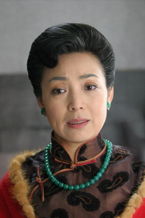 回顾皇后专业户戴春荣:25岁嫁给圈外人,结婚36年恩爱