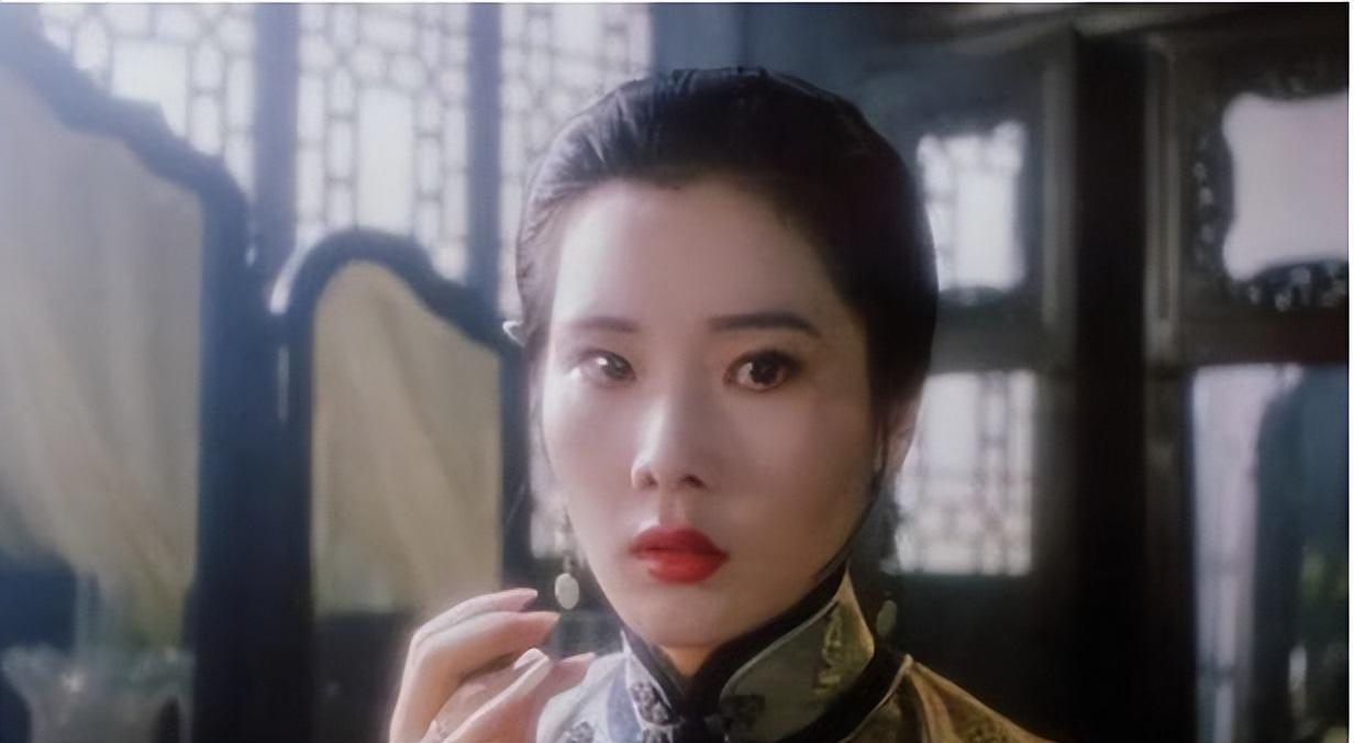 1989年,何赛飞被张艺谋选中出演《大红灯笼高高挂》中,泼辣直率,蛮横