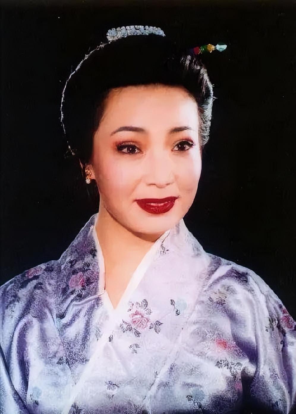 回顾皇后专业户戴春荣:25岁嫁给圈外人,结婚36年恩爱如初孕育一女