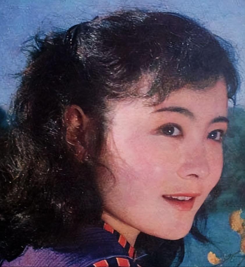 回顾双料影后娜仁花:13岁初入影坛,40岁嫁给导演宁才,42高龄产子