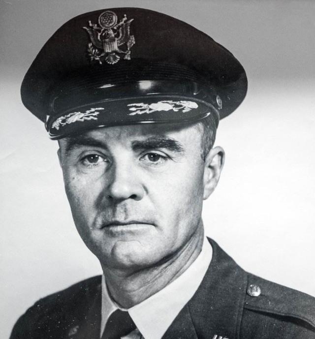 终生没有后悔 1944年,美国空军的王牌轰炸机飞行员保罗·蒂贝茨接受了